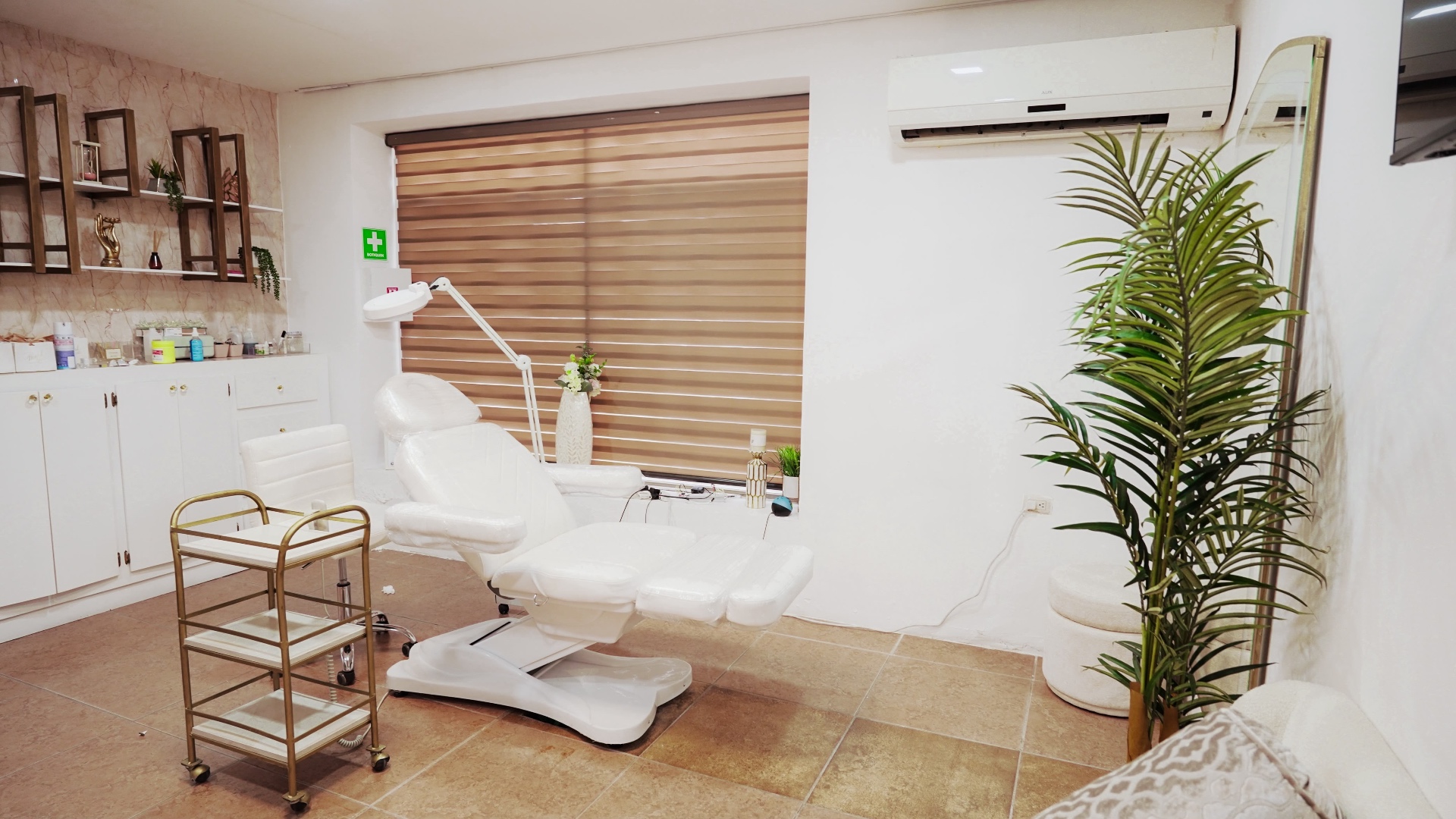 Interior de la clínica en tonos beige y marfil — Nube Clinic